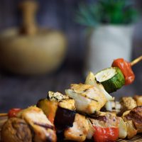 Mediterraner Hähnchenspieß gegrillt